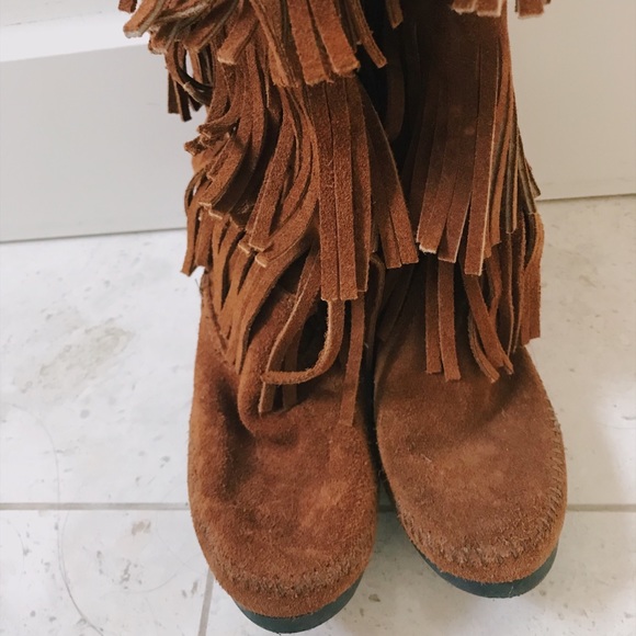 Brand New Minnetonka Fringe Boots Sz 6 - Picture 3 of 5